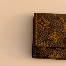 Load image into Gallery viewer, Authentic pre loved Louis Vuitton key holder