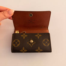 Load image into Gallery viewer, Authentic pre loved Louis Vuitton key holder