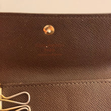 Load image into Gallery viewer, Authentic pre loved Louis Vuitton key holder