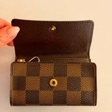 Load image into Gallery viewer, Authentic pre loved Louis Vuitton key holder