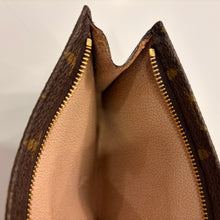 Load image into Gallery viewer, Authentic Louis Vuitton crossbody pochette