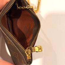 Load image into Gallery viewer, Authentic pre loved Louis Vuitton key pouch