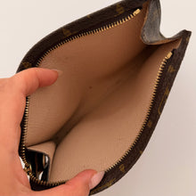 Load image into Gallery viewer, Authentic Louis Vuitton crossbody pochette
