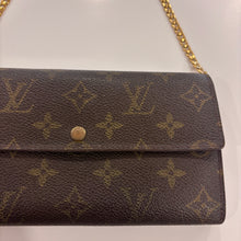 Load image into Gallery viewer, Authentic Louis Vuitton crossbody wallet
