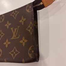 Load image into Gallery viewer, Authentic Louis Vuitton crossbody pochette
