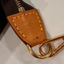 Load image into Gallery viewer, Authentic Louis Vuitton crossbody pochette
