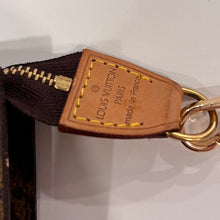 Load image into Gallery viewer, Authentic Louis Vuitton crossbody pochette
