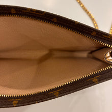 Load image into Gallery viewer, Authentic Louis Vuitton crossbody pochette
