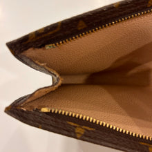 Load image into Gallery viewer, Authentic Louis Vuitton crossbody pochette
