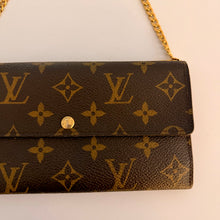 Load image into Gallery viewer, Authentic Louis Vuitton crossbody wallet

