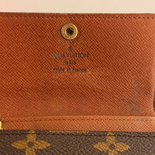 Load image into Gallery viewer, Authentic pre loved Louis Vuitton key holder

