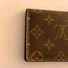 Load image into Gallery viewer, Authentic pre loved Louis Vuitton card holder

