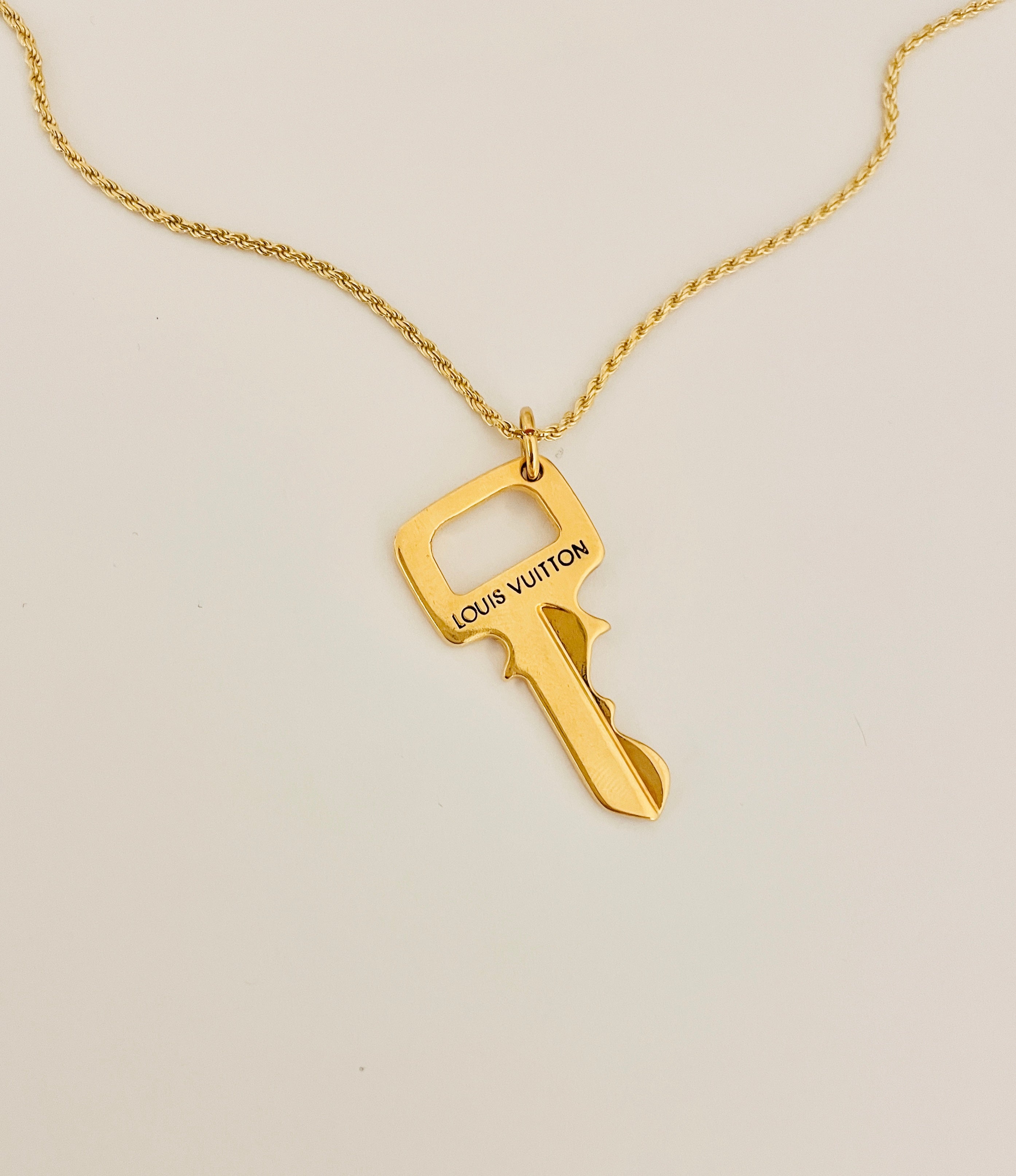 Louis Vuitton engraved key necklace - silver – Secondlifejewels