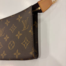Load image into Gallery viewer, Authentic Louis Vuitton pochette with crossbody chain

