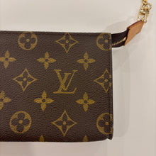 Load image into Gallery viewer, Authentic Louis Vuitton pochette with crossbody chain
