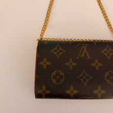 Load image into Gallery viewer, Authentic Louis Vuitton crossbody wallet
