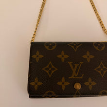 Load image into Gallery viewer, Authentic Louis Vuitton crossbody wallet
