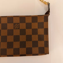 Load image into Gallery viewer, Authentic Louis Vuitton crossbody pochette
