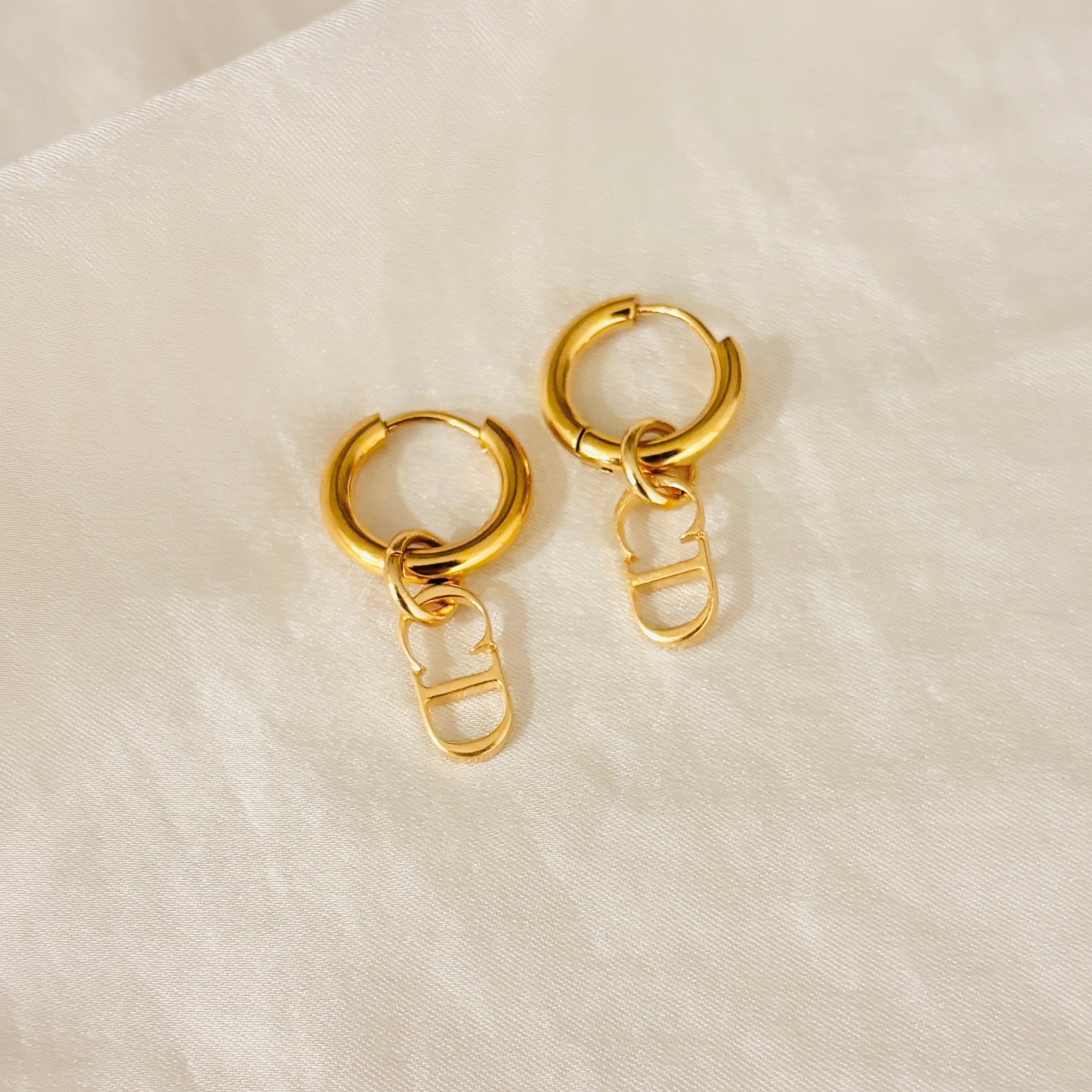 アクセサリー Christian Dior logo earrings Vintage Authentic Vintage Dior Silver Logo Earrings — LUXE Reworked