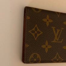 Load image into Gallery viewer, Authentic pre loved Louis Vuitton card holder
