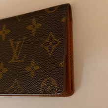 Load image into Gallery viewer, Authentic pre loved Louis Vuitton card holder
