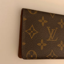 Load image into Gallery viewer, Authentic pre loved Louis Vuitton card holder
