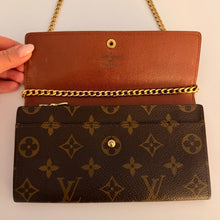Load image into Gallery viewer, Authentic Louis Vuitton crossbody wallet
