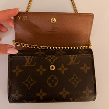 Load image into Gallery viewer, Authentic Louis Vuitton crossbody wallet
