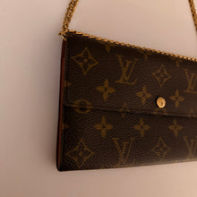 Load image into Gallery viewer, Authentic Louis Vuitton crossbody wallet
