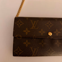 Load image into Gallery viewer, Authentic Louis Vuitton crossbody wallet
