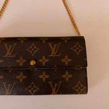 Load image into Gallery viewer, Authentic Louis Vuitton crossbody wallet

