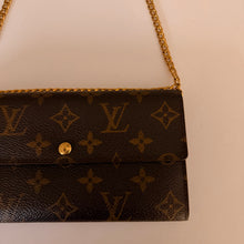Load image into Gallery viewer, Authentic Louis Vuitton crossbody wallet

