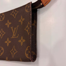 Load image into Gallery viewer, Authentic Louis Vuitton crossbody pochette
