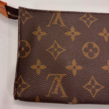 Load image into Gallery viewer, Authentic Louis Vuitton crossbody pochette
